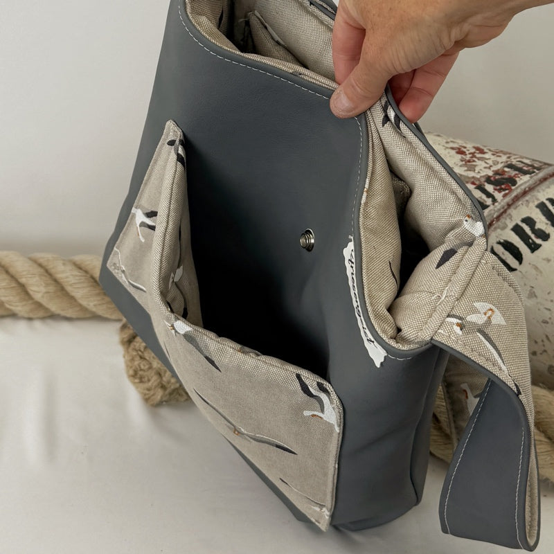 Einkaufsshopper mit einem breiten Schulterträger